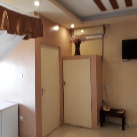 Brisk Hotel Triangle Njeru Dış mekan fotoğraf