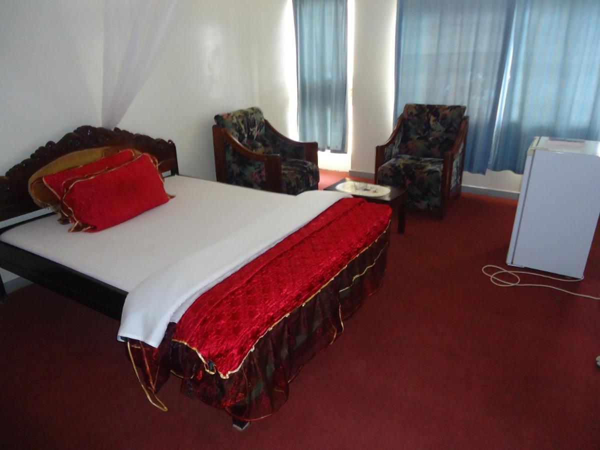 Brisk Hotel Triangle Njeru Dış mekan fotoğraf