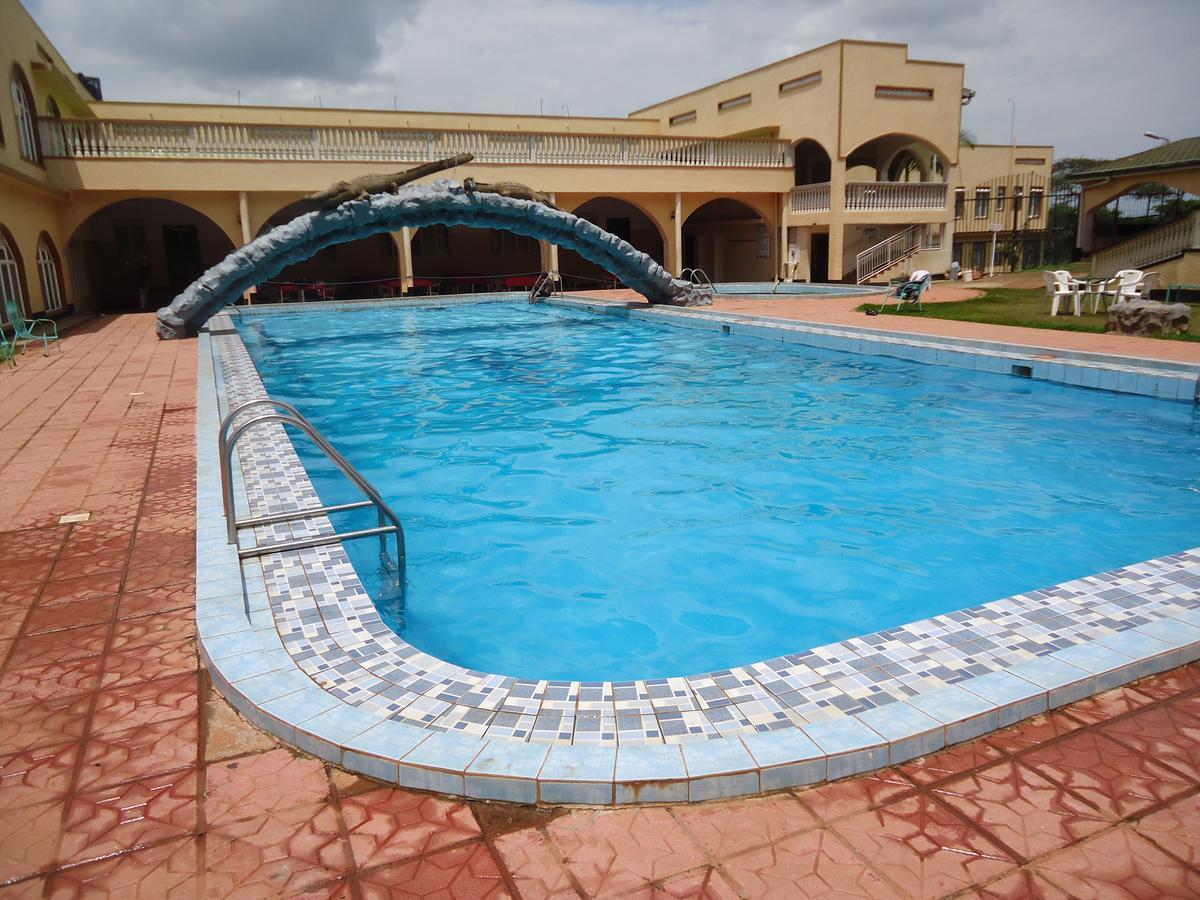 Brisk Hotel Triangle Njeru Dış mekan fotoğraf