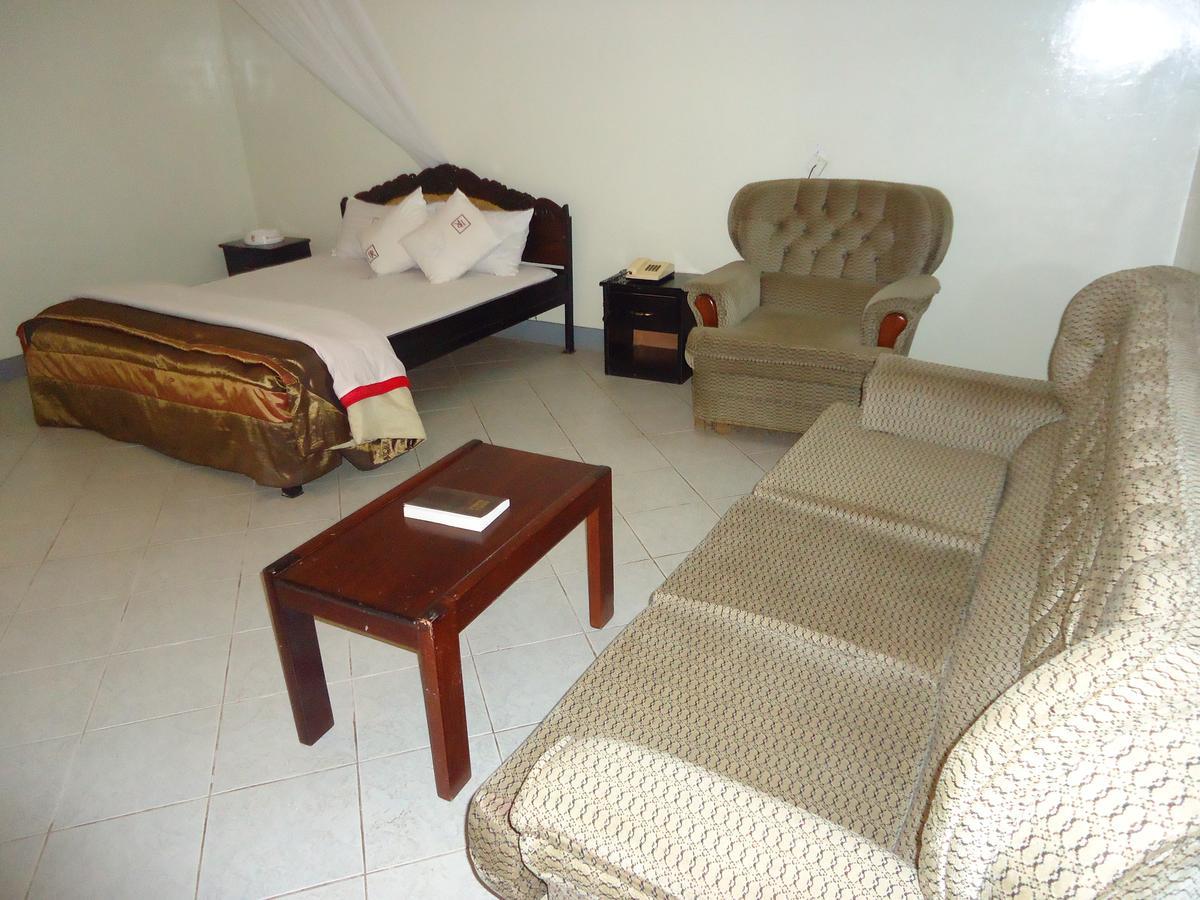 Brisk Hotel Triangle Njeru Dış mekan fotoğraf