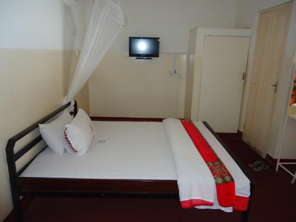 Brisk Hotel Triangle Njeru Dış mekan fotoğraf