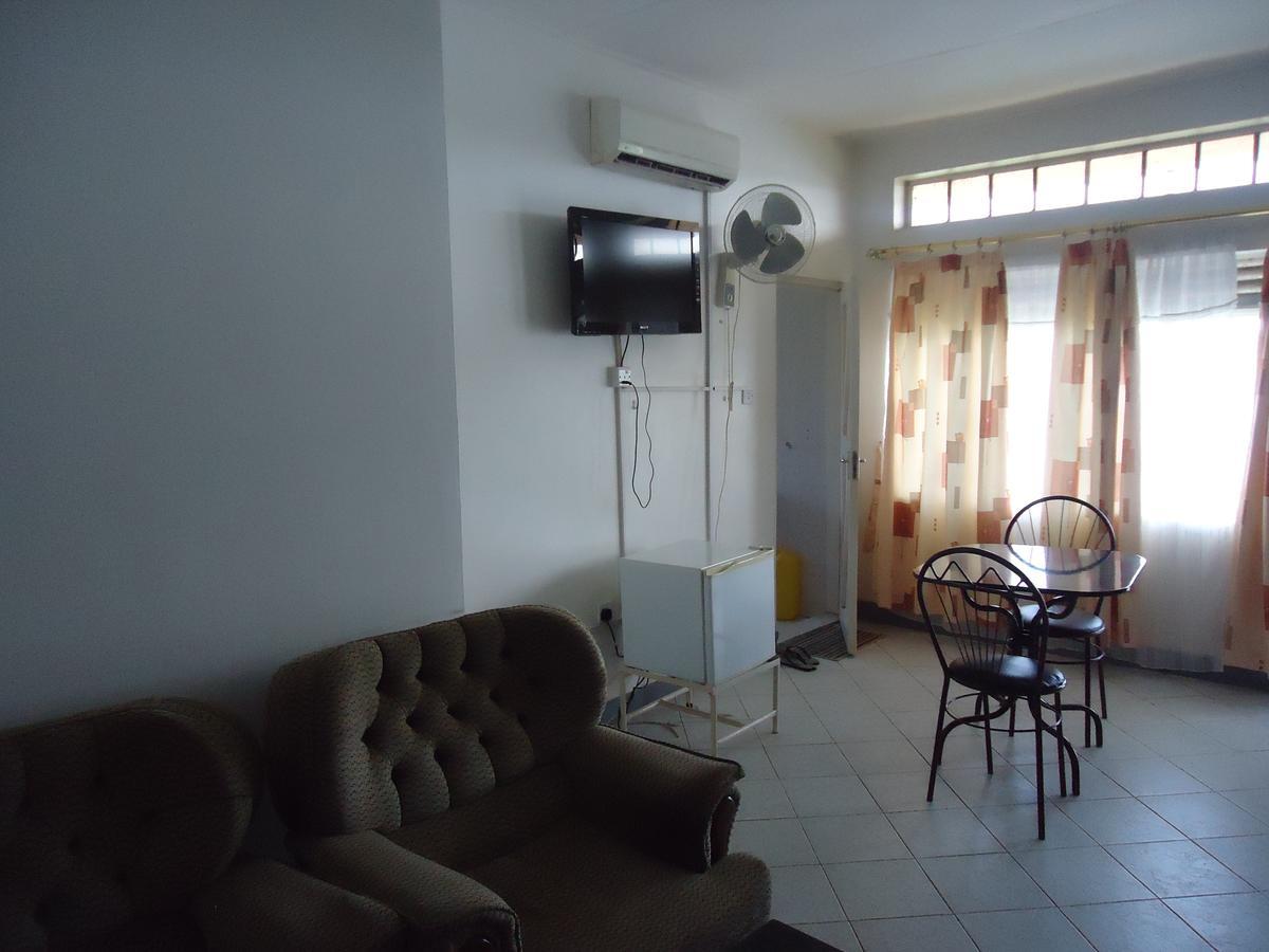 Brisk Hotel Triangle Njeru Dış mekan fotoğraf