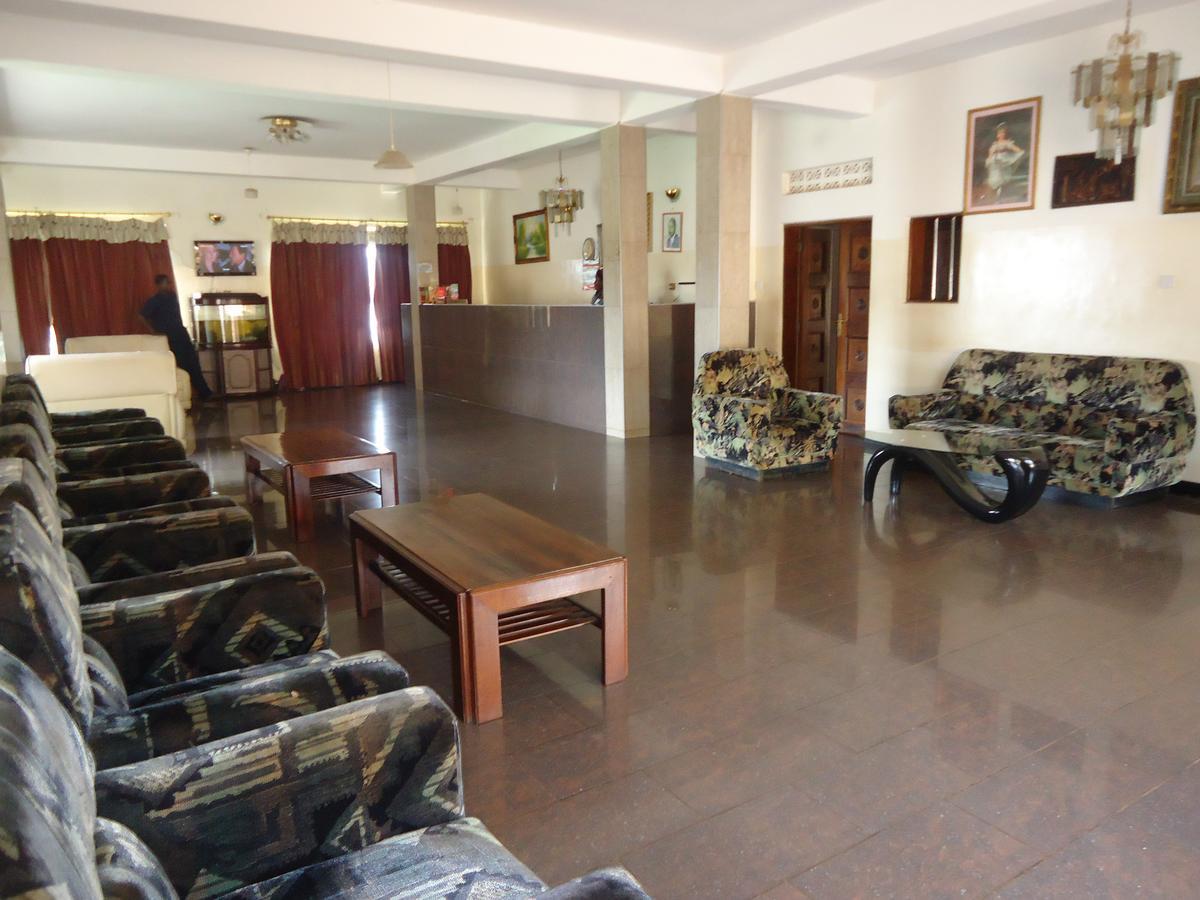 Brisk Hotel Triangle Njeru Dış mekan fotoğraf