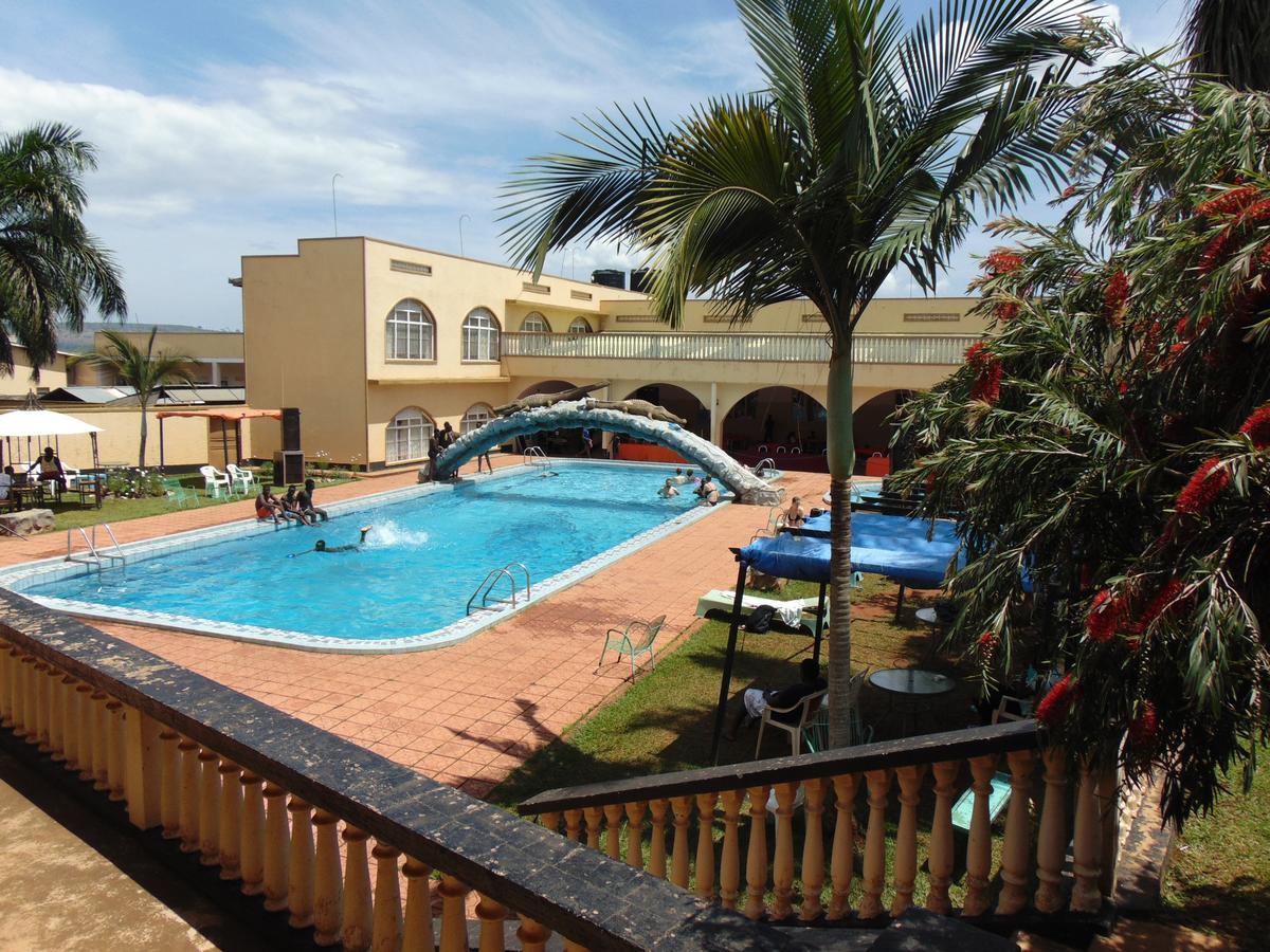 Brisk Hotel Triangle Njeru Dış mekan fotoğraf
