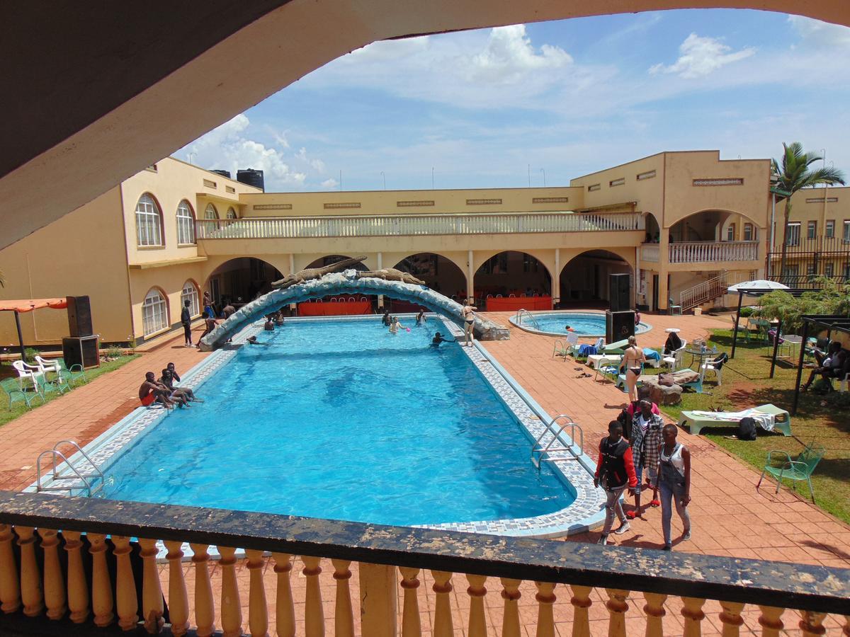 Brisk Hotel Triangle Njeru Dış mekan fotoğraf