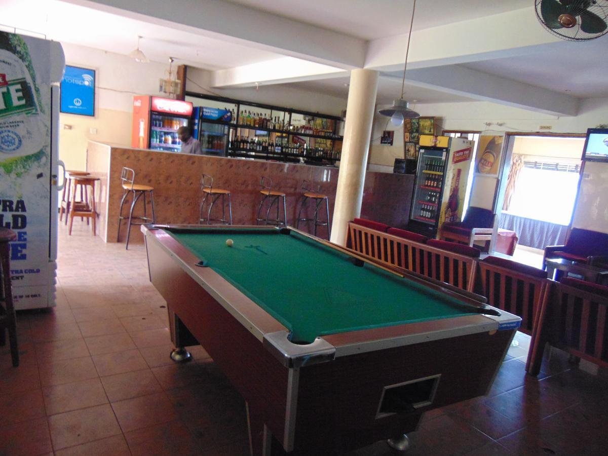 Brisk Hotel Triangle Njeru Dış mekan fotoğraf