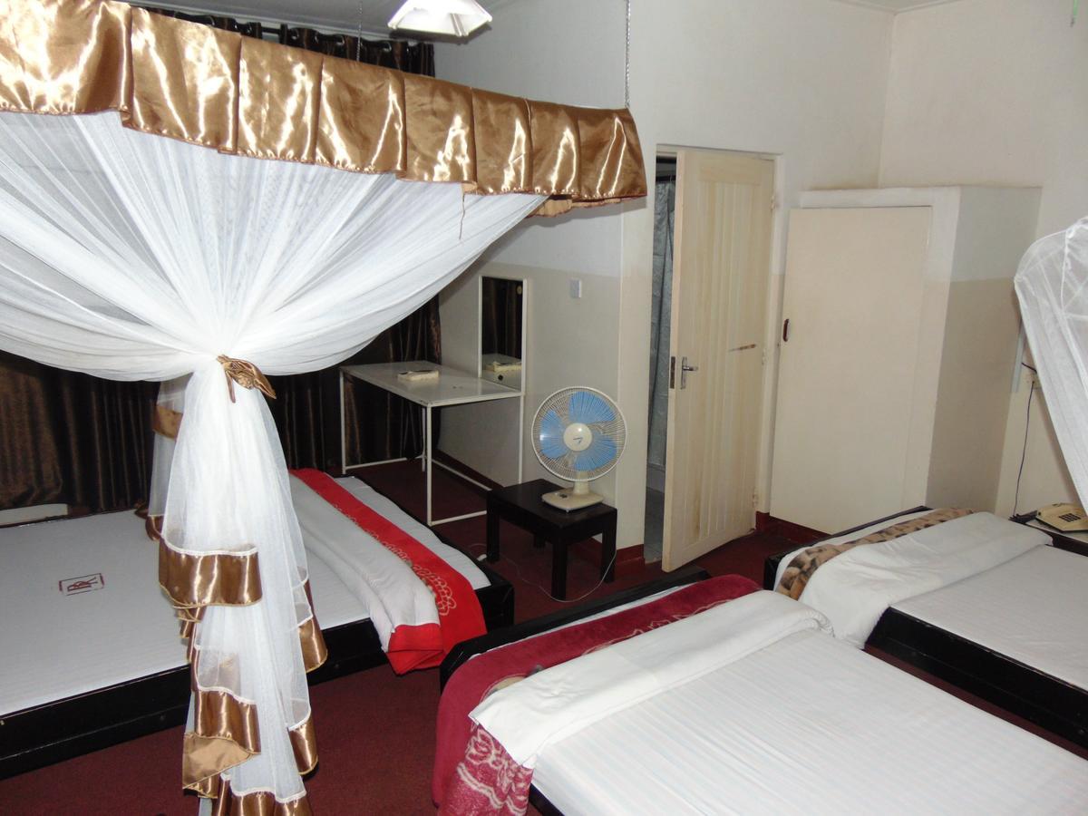 Brisk Hotel Triangle Njeru Dış mekan fotoğraf