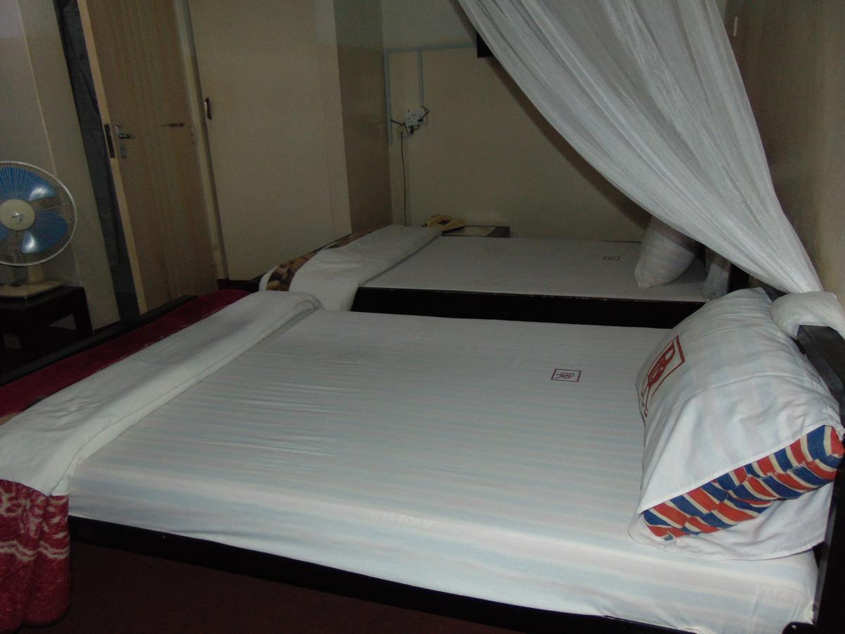 Brisk Hotel Triangle Njeru Dış mekan fotoğraf