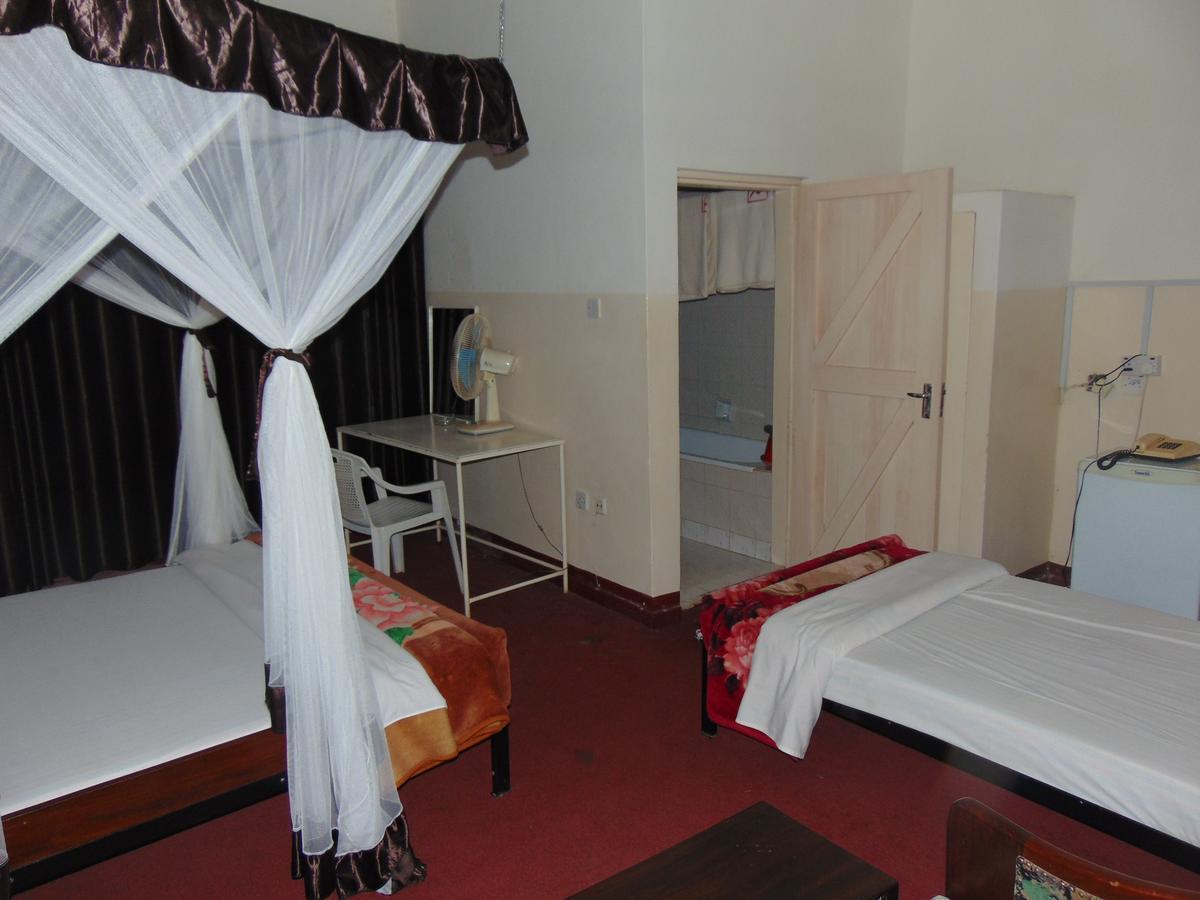 Brisk Hotel Triangle Njeru Dış mekan fotoğraf
