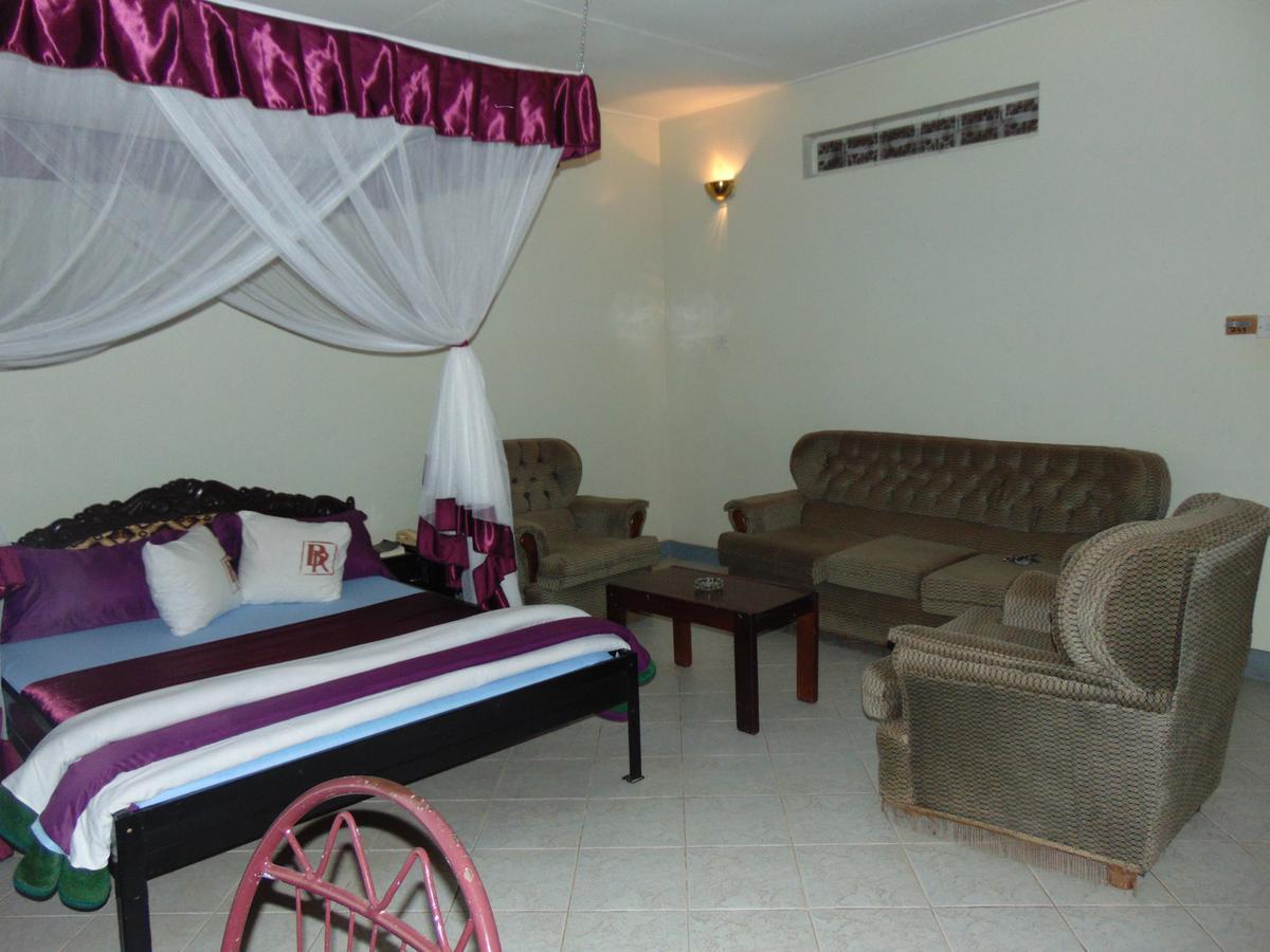 Brisk Hotel Triangle Njeru Dış mekan fotoğraf