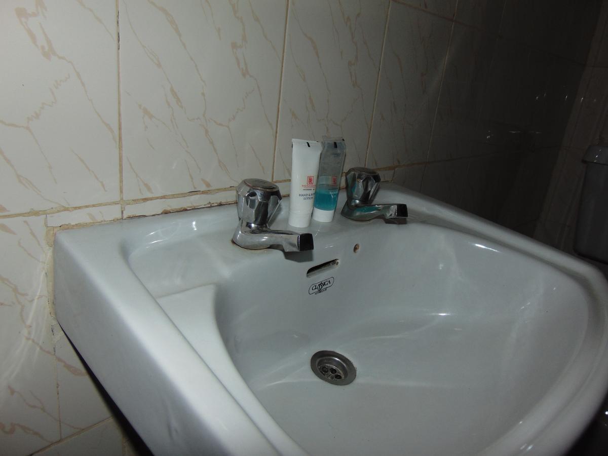 Brisk Hotel Triangle Njeru Dış mekan fotoğraf