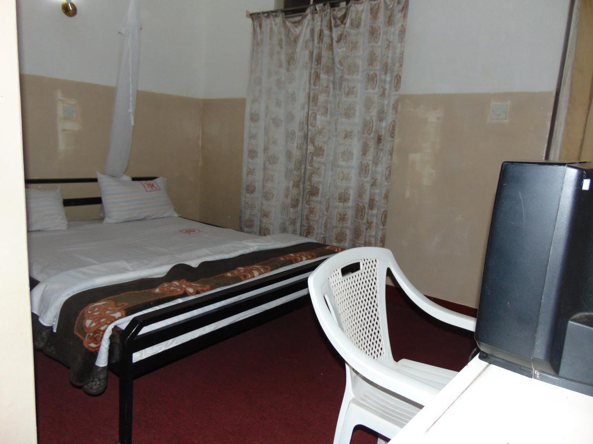 Brisk Hotel Triangle Njeru Dış mekan fotoğraf