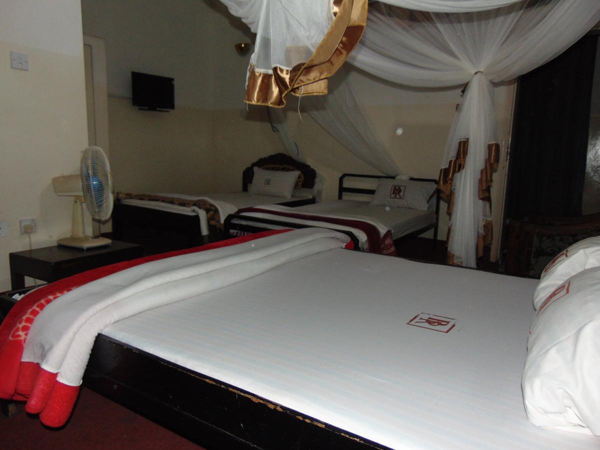 Brisk Hotel Triangle Njeru Dış mekan fotoğraf