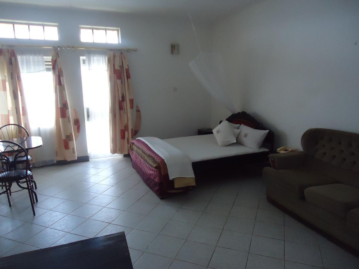 Brisk Hotel Triangle Njeru Dış mekan fotoğraf