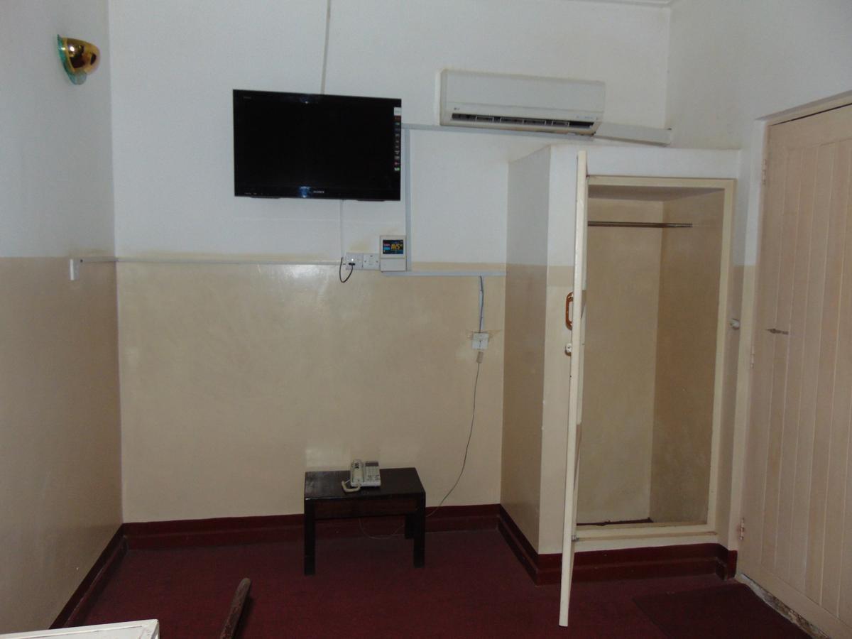 Brisk Hotel Triangle Njeru Dış mekan fotoğraf