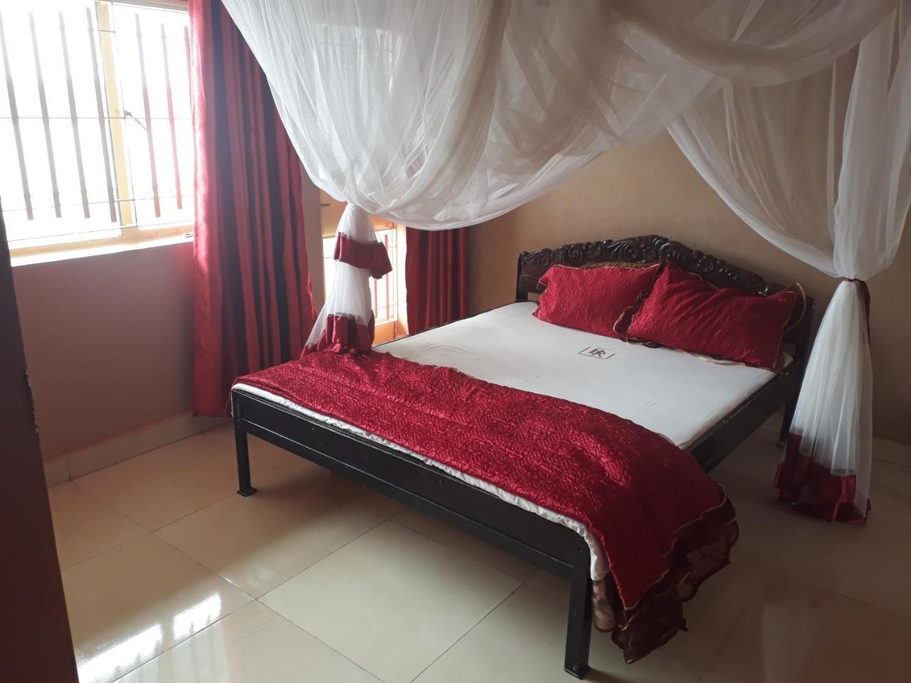Brisk Hotel Triangle Njeru Dış mekan fotoğraf