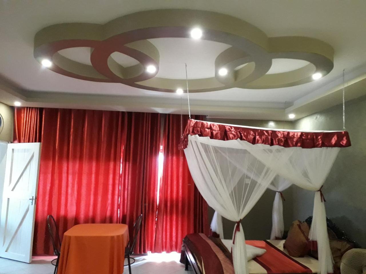 Brisk Hotel Triangle Njeru Dış mekan fotoğraf