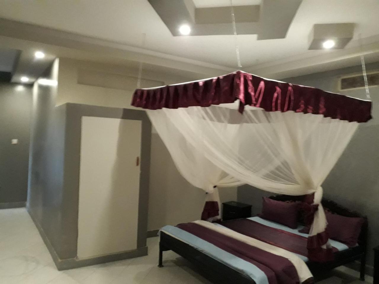 Brisk Hotel Triangle Njeru Dış mekan fotoğraf