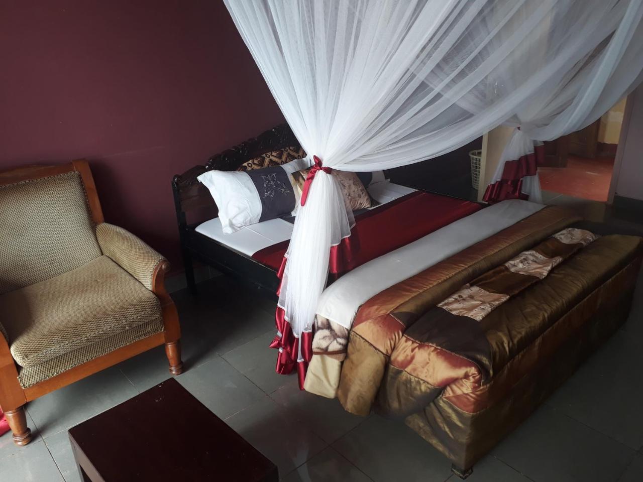 Brisk Hotel Triangle Njeru Dış mekan fotoğraf