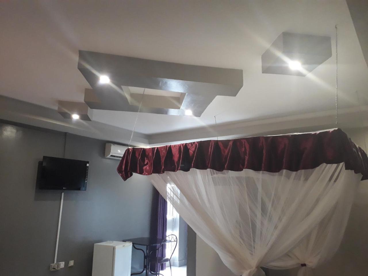 Brisk Hotel Triangle Njeru Dış mekan fotoğraf